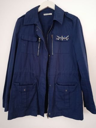Chaqueta militar azul con tachuelas