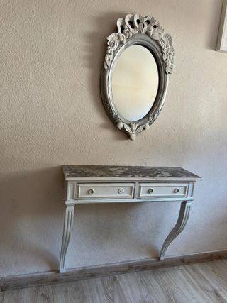 Tocador antiguo con espejo