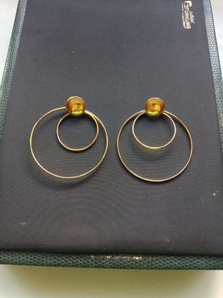 Pendientes dorados redondos