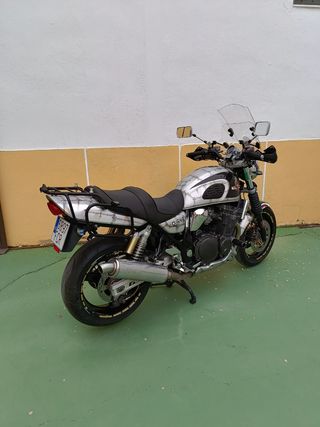 Suzuki Inazuma 750 modificada