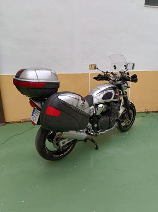 Suzuki Inazuma 750 modificada
