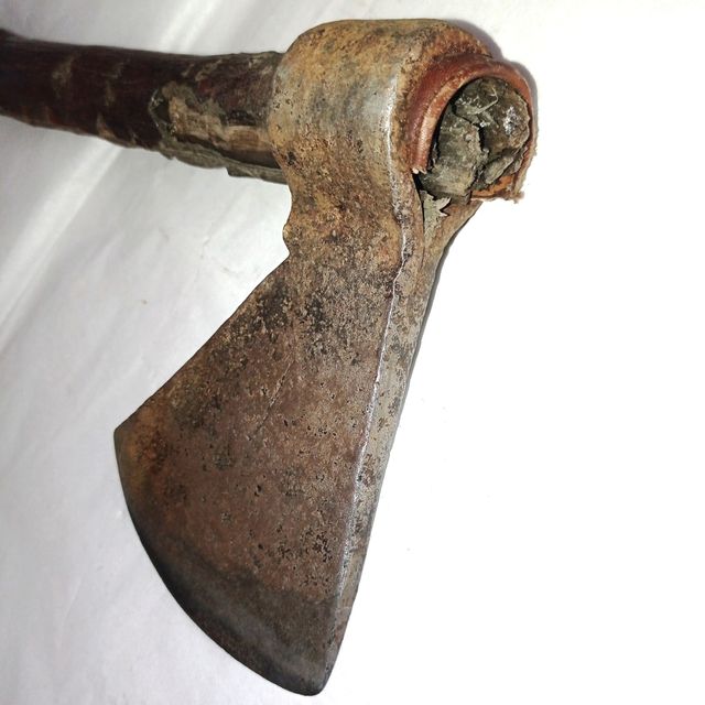 Hacha Antigua Forjada