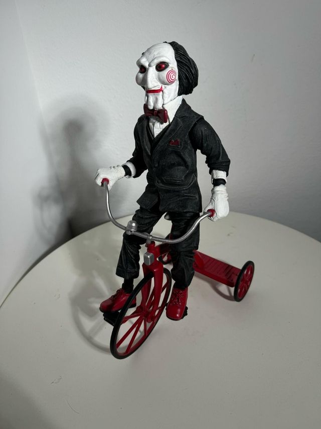 Billy il pupazzo di Saw su triciclo Neca