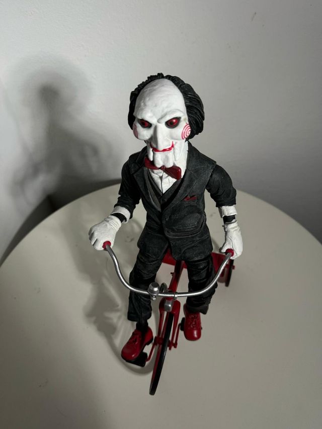 Billy il pupazzo di Saw su triciclo Neca