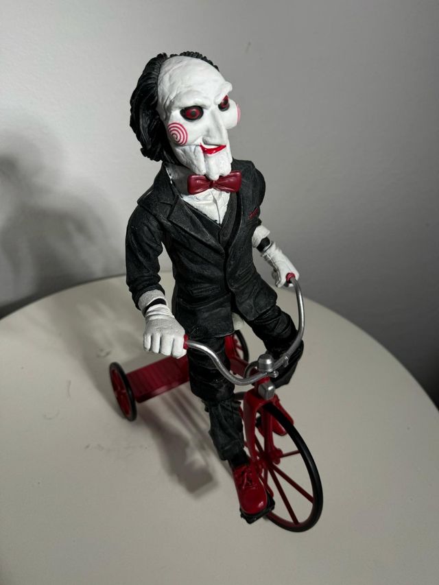 Billy il pupazzo di Saw su triciclo Neca