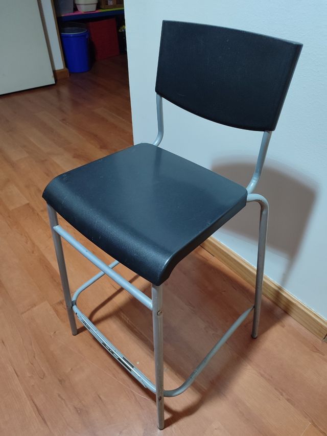 Taburetes negros - metal y plástico