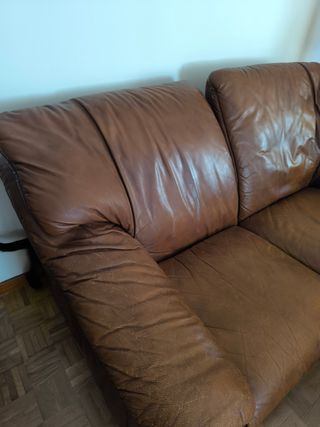 Sofá de cuero marrón