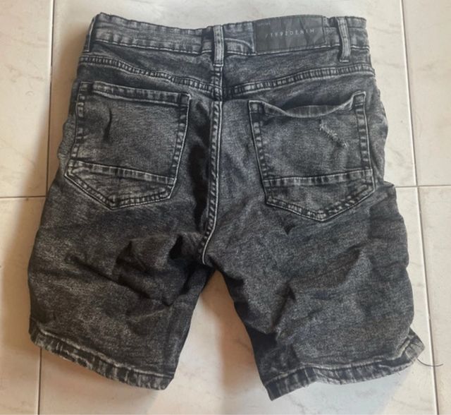Shorts vaqueros negros rotos
