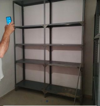 Estanterías metálicas grises