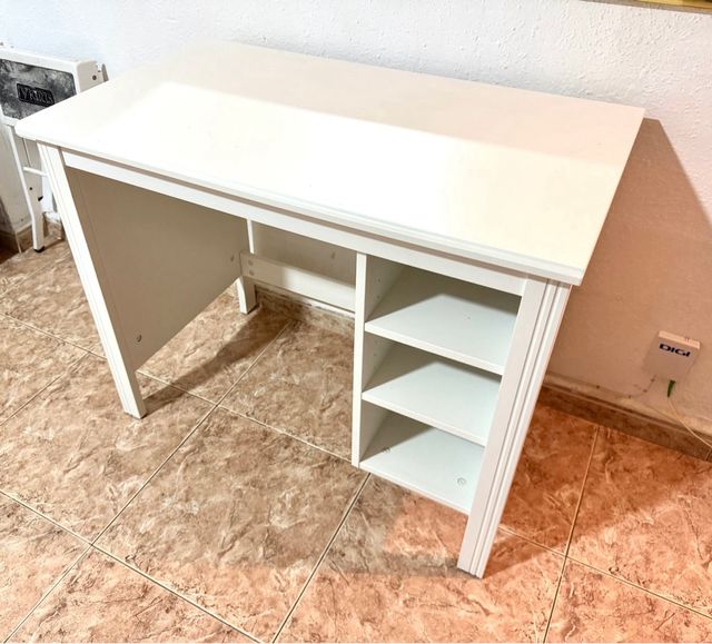 Escritorio blanco de madera