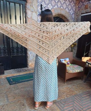 Chal crochet beige - nuevo. 