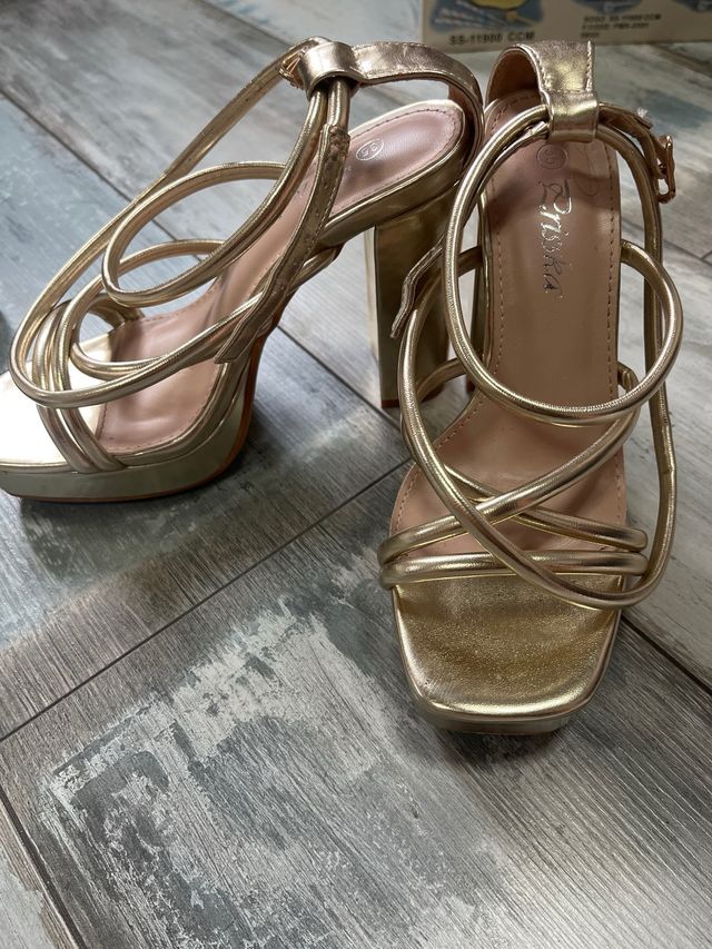 Tacones dorados Brisska