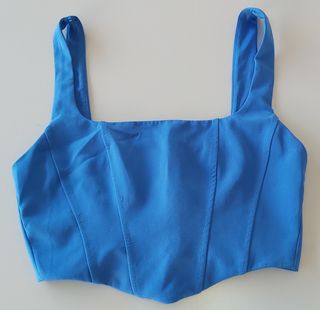 Top de tirantes de color azul.