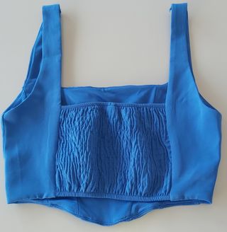 Top de tirantes de color azul.