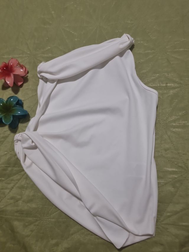 Top blanco asimétrico