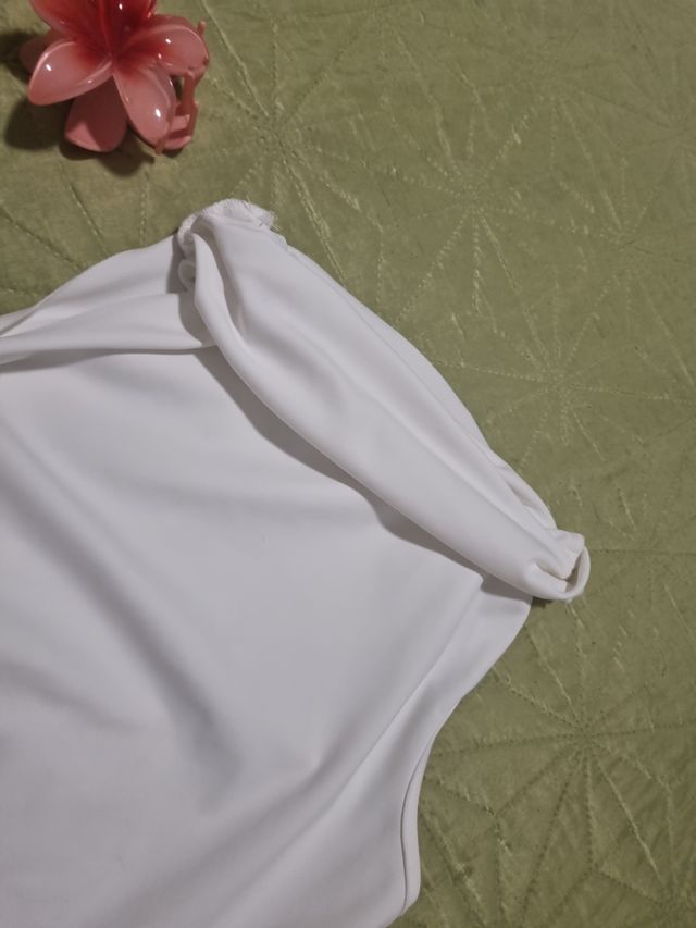 Top blanco asimétrico