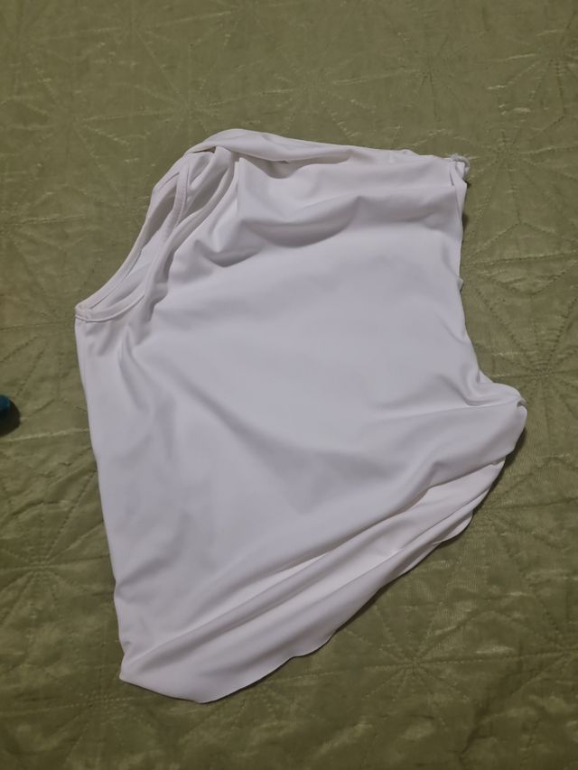 Top blanco asimétrico