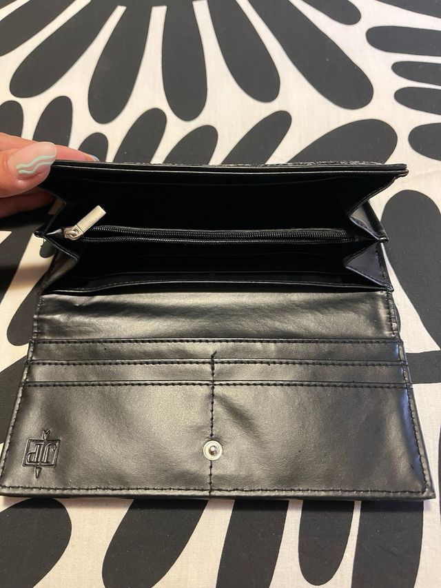 Cartera negra brillante