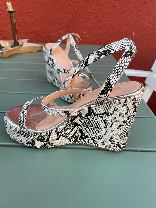 Sandalias cuña serpiente
