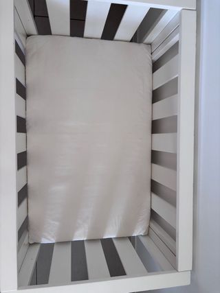 Minicuna blanca con ruedas