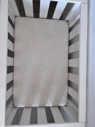 Minicuna blanca con ruedas