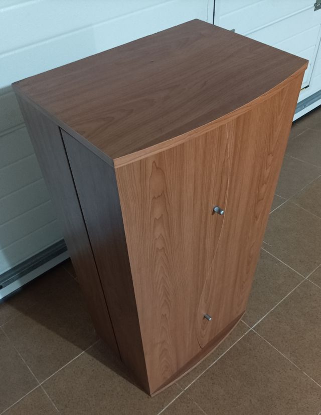 Armario madera con 5 baldas y cajas laterales CDs 