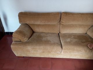 Sofá de terciopelo beige.gratis