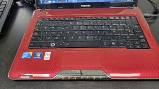 Portátil Toshiba Satellite Core 2 T130-132 rojo