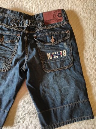 Bermuda Vaquera Koroshi talla M+ dos camisetas
