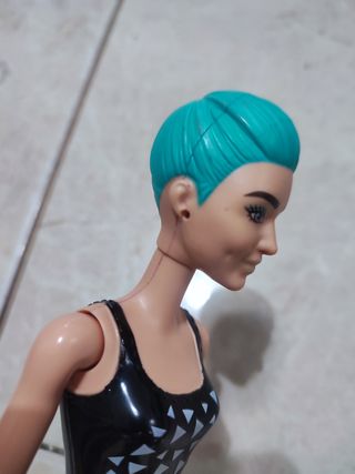 Muñeca Barbie Color Reveal