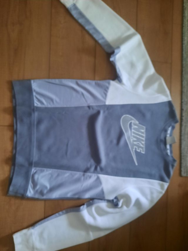 Sudadera Nike gris y blanca