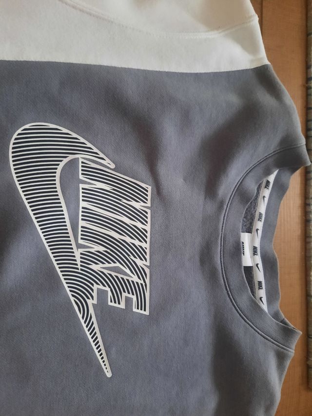 Sudadera Nike gris y blanca