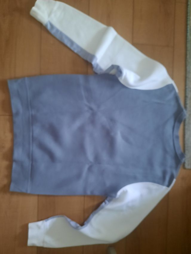 Sudadera Nike gris y blanca