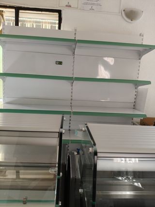 Estanterías metálicas blancas y verdes