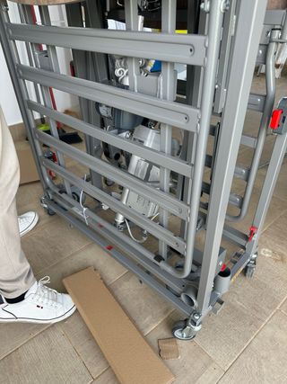 Cama articulada elevadora marca Vermeiren.