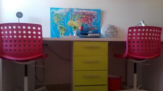 Litera infantil blanca y morada