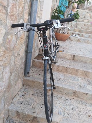 Bicicleta carretera Cube.
