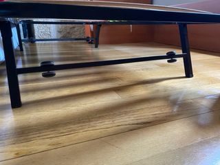 Cama nido con colchón - marrón y blanco.