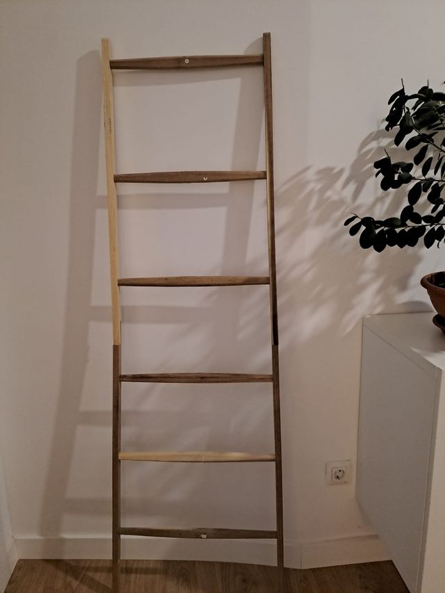 Escalera toallero madera