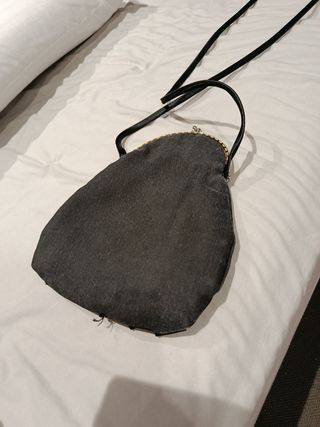 Bolso bandolera negro con calavera