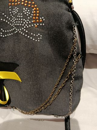 Bolso bandolera negro con calavera