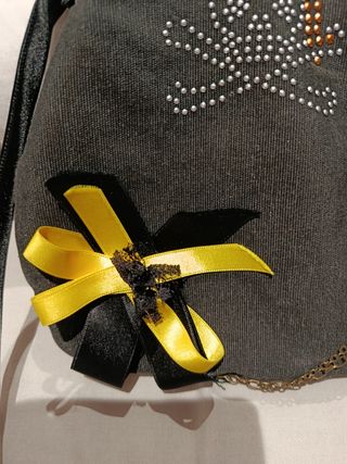 Bolso bandolera negro con calavera