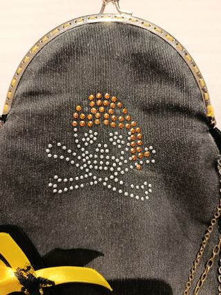Bolso bandolera negro con calavera
