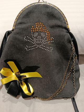 Bolso bandolera negro con calavera