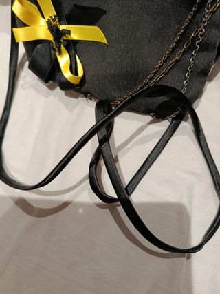 Bolso bandolera negro con calavera