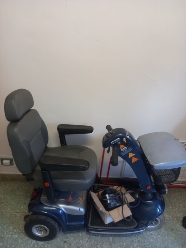 Silla ruedas eléctrica, pero con las baterías mal.