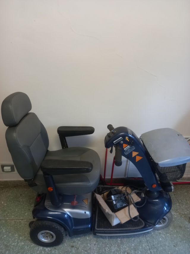 Silla ruedas eléctrica, pero con las baterías mal.