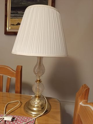 Lámpara de mesa dorada y blanca