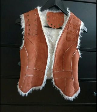 chaleco pelo marrón y blanco