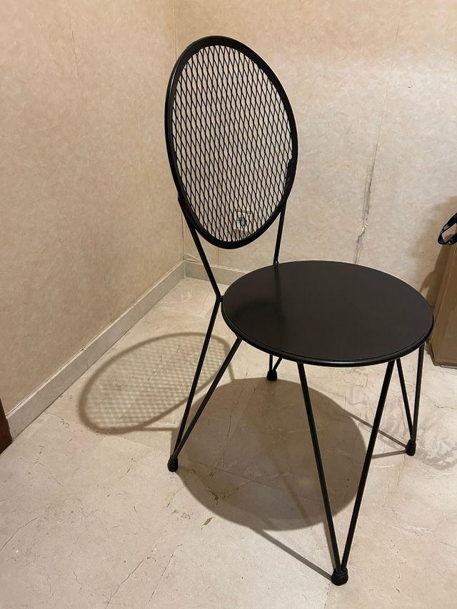 Silla negra metal. Diseño industrial